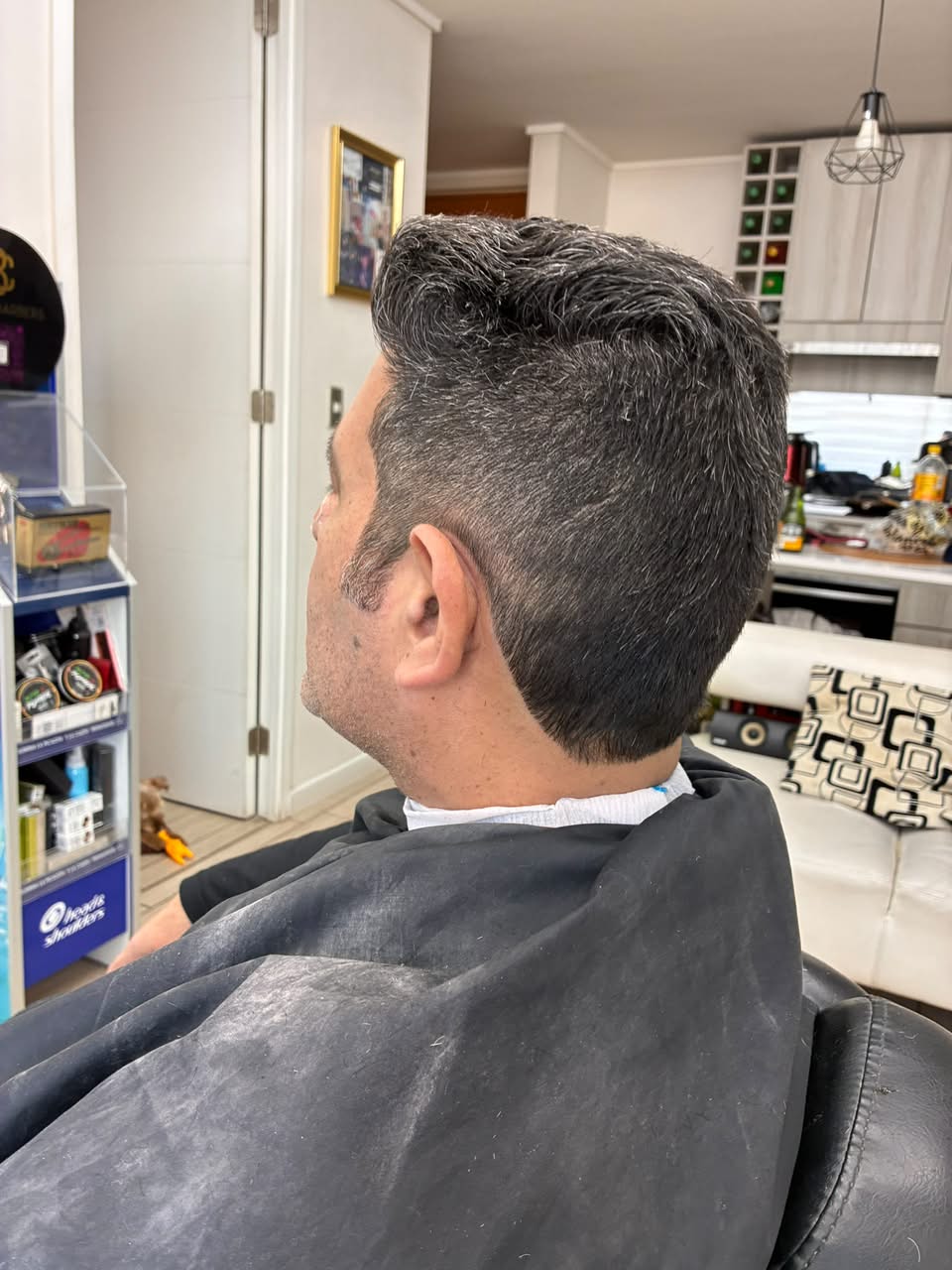 Clásico a medida, corte realizado por Charlie en su barbería
